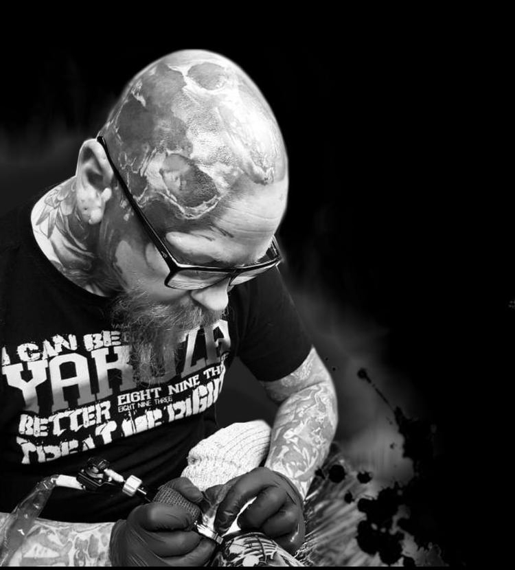 Never Too Late Tattoos Das Team
